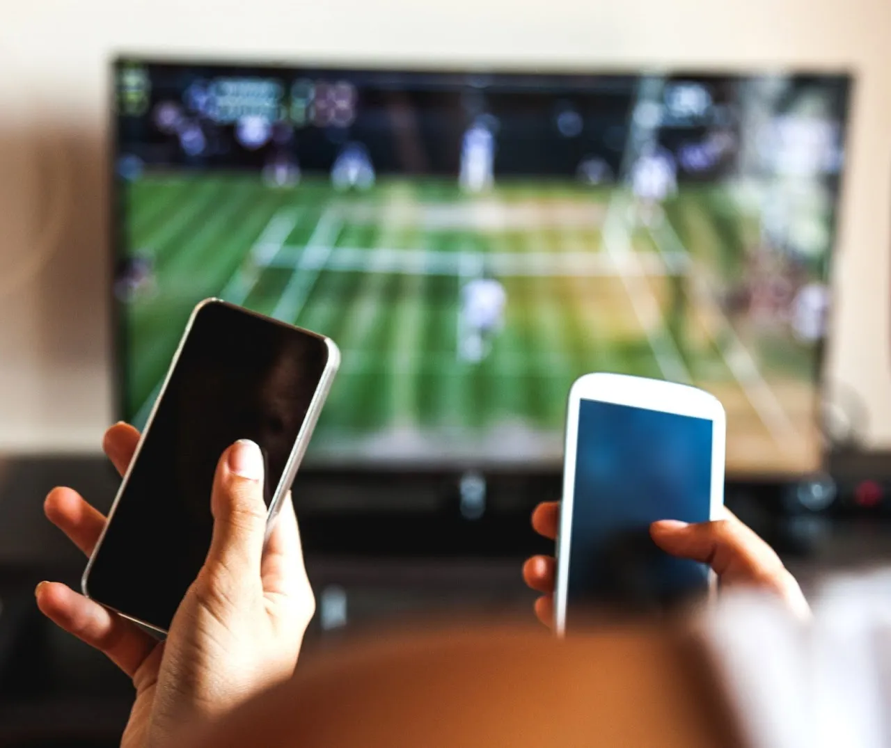 Viendo deportes en la TV y en dos teléfonos al mismo tiempo